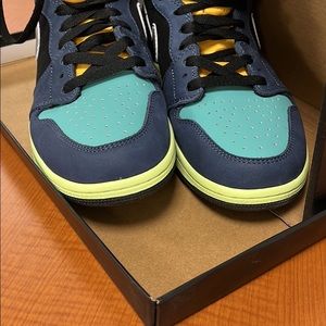 I’m selling a pair of Jordan 1 never worn ! Women size 9